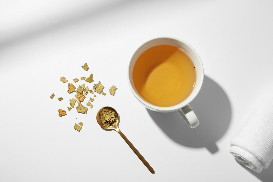 Tasse de thé en céramique blanche sur fond épuré, ambiance rituel bien-être Thélindra