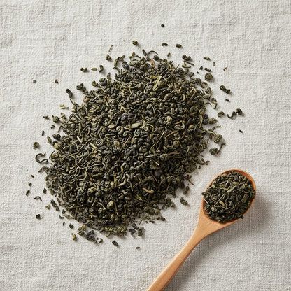 Thé vert menthe poivrée Gunpowder en vrac sur lin avec cuillère en bois - Perle du Maroc Thélindra